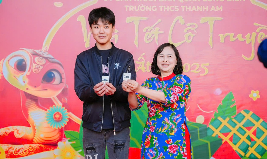 Cô Tám tham gia hoạt động trải nghiệm cùng học trò. co-cam-3.jpg