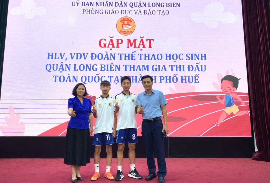 Cô Tám cùng hai học sinh đạt huy chương vàng giải thể thao học sinh thành phố Hà Nội. co-cam-1.jpg