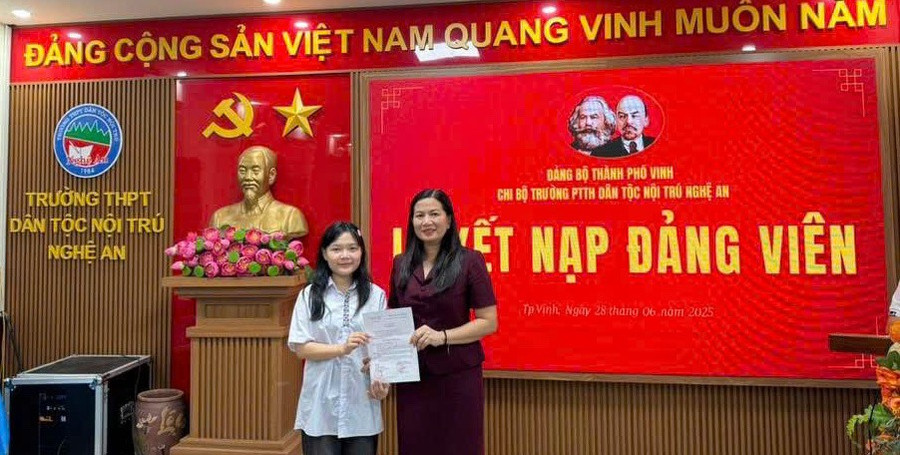Lô Thị Na Ni được kết nạp Đảng ở tuổi 18. thai-2.jpg