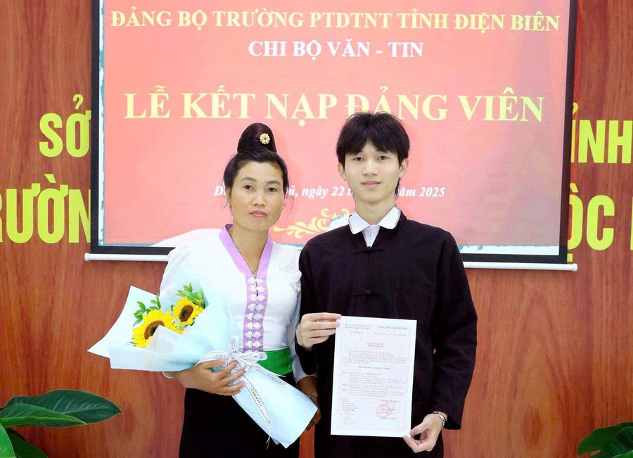 Điêu Chính Hà được kết nạp Đảng ở tuổi 18.