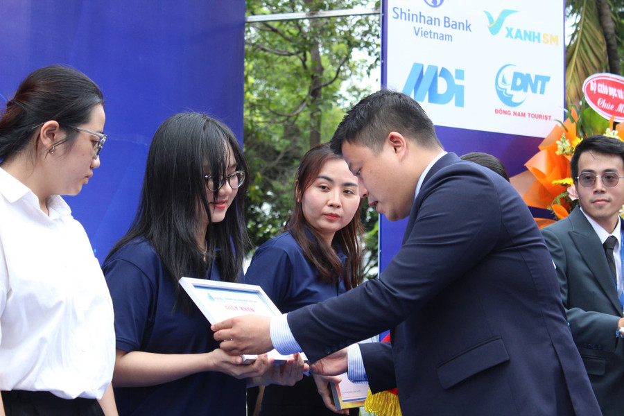 Học viên tiêu biểu nhận giấy khen từ nhà trường. huy-2.jpg