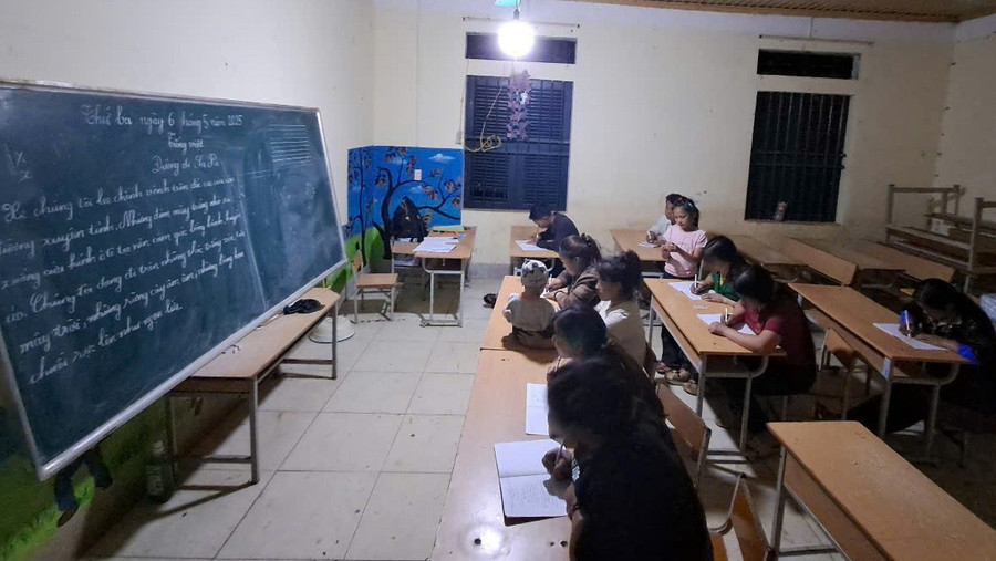 Nhiều học viên còn mang theo con khi đi học. mu-chu-2.jpg