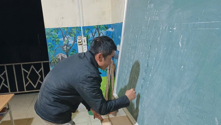 Học viên tham gia lớp xoá mù chữ ở xã Dào San, tỉnh Lai Châu. Ảnh NTCC.