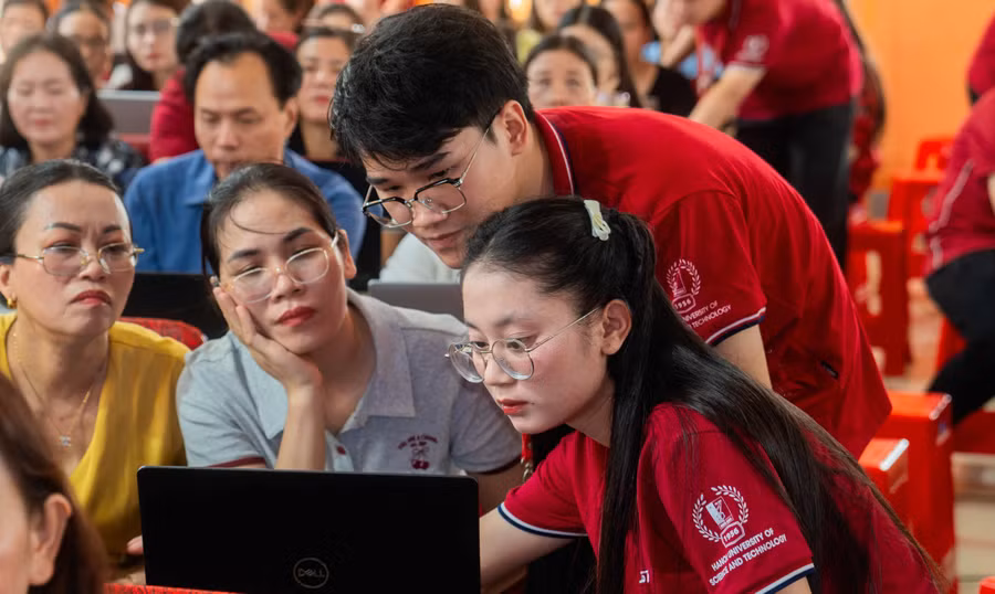 150 giáo viên mầm non, tiểu học và trung học cơ sở trên địa bàn xã Bích Hào, tỉnh Nghệ An tham gia tập huấn.