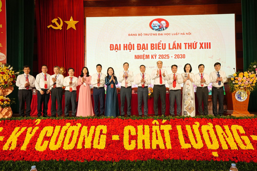 Đại hội bầu Ban Chấp hành Đảng bộ Trường Đại học Luật Hà Nội khóa XIII, nhiệm kỳ 2025-2030 với 14 thành viên.