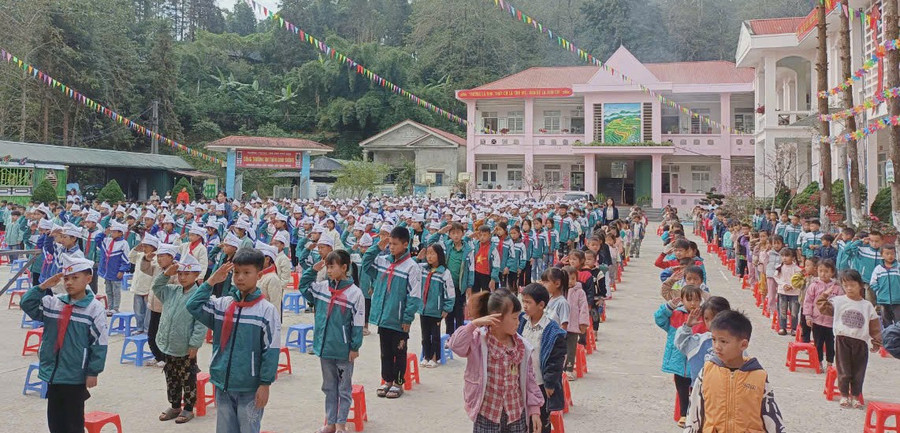 Một tiết chào cơ của học trò Trường Tiểu học PTDTBT Tiểu học Dào San. Ảnh NT.