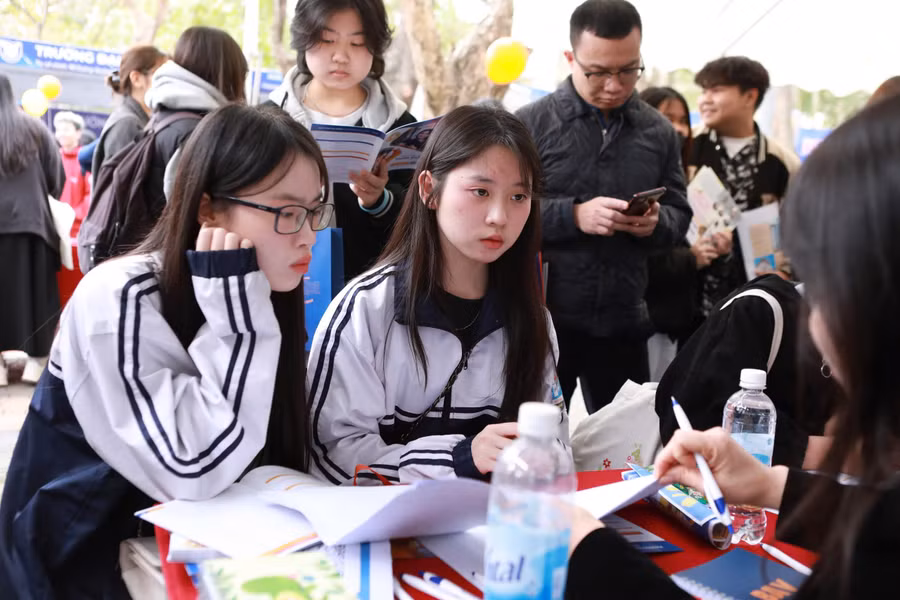 Thí sinh và phụ huynh tham gia nghe tư vấn ngành nghề ở Học viện Ngân hàng. NC.