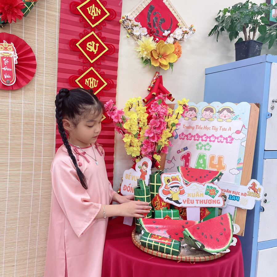 Học sinh Trường Tây Tựu A (phường Tây Tựu, Hà Nội) cùng trang trí không khí Tết.