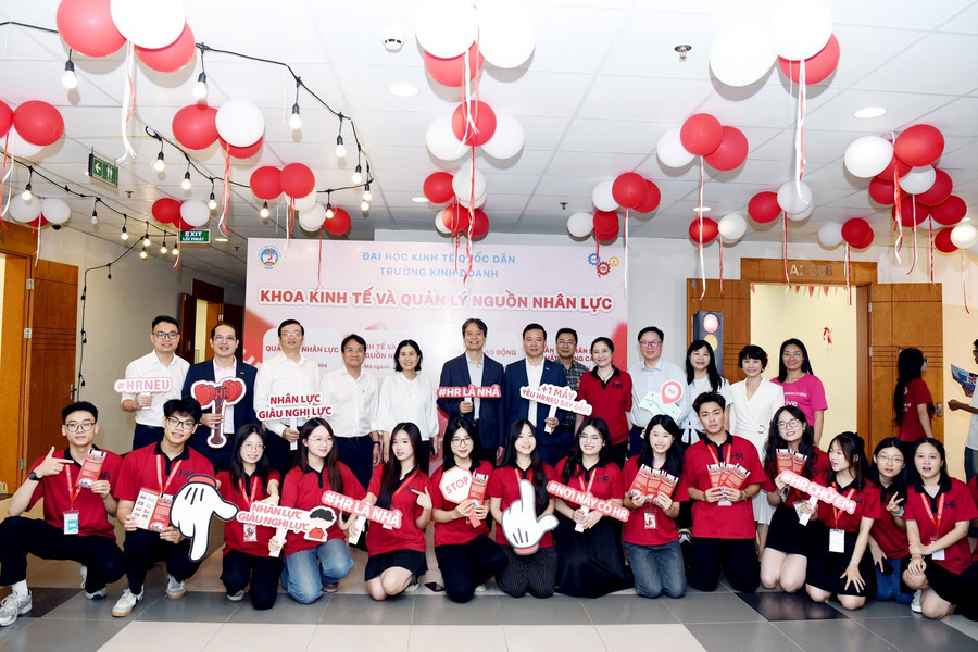 GS.TS Phạm Hồng Chương (hàng thứ 2, thứ 6) – Giám đốc Đại học Kinh tế Quốc dân cùng Khoa Kinh tế và Quản lý nguồn nhân lực. chuong-1.jpg