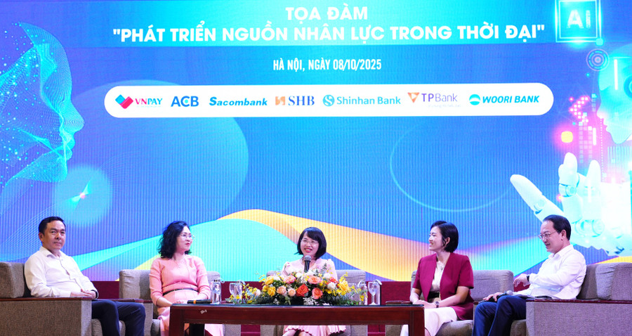 Quang cảnh buổi toạ đàm.