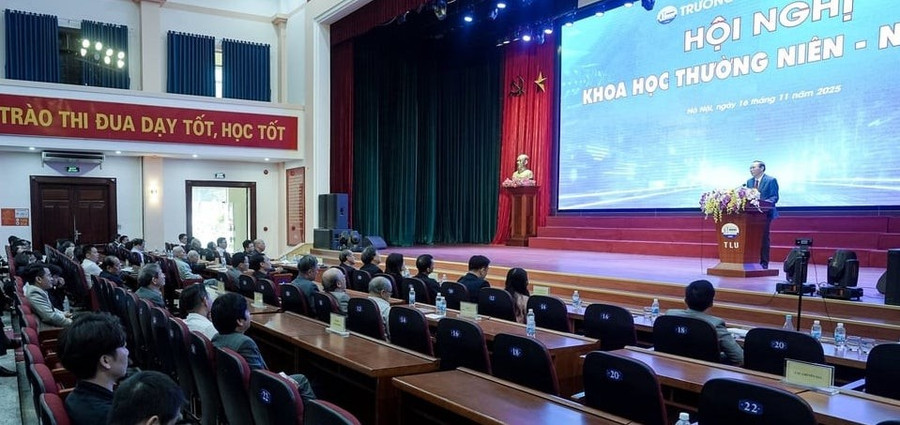 Thứ trưởng Phùng Đức Tiến - Bộ Nông nghiệp và Môi trường phát biểu tại Hội nghị.