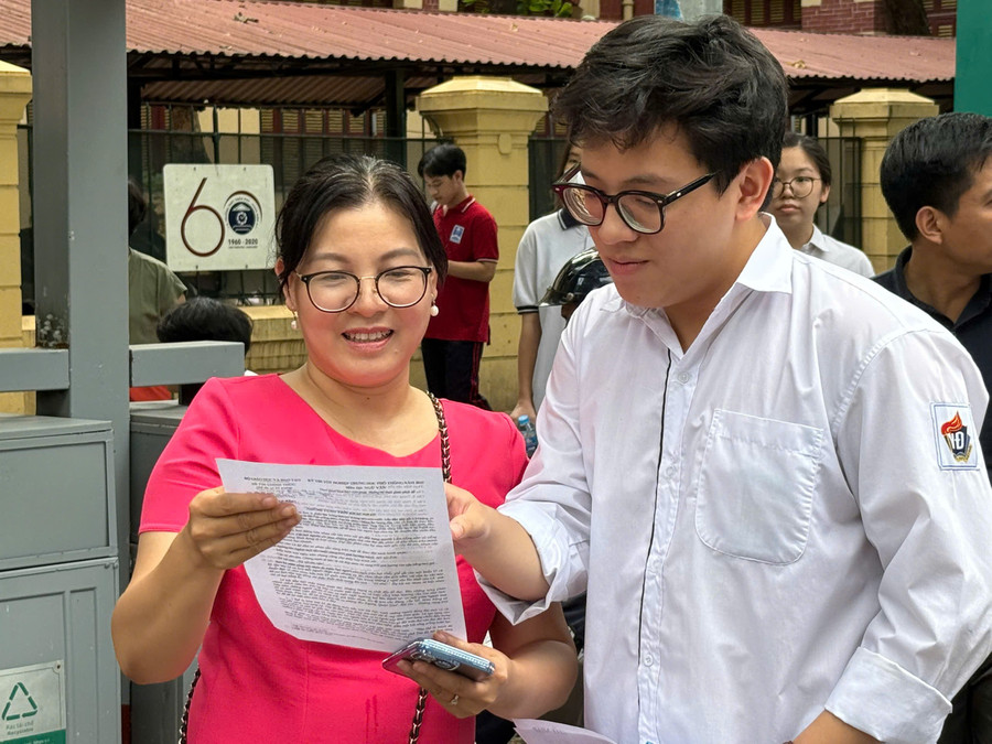 Thí sinh điểm thi Trường THPT Trần Phú (Hoàn Kiếm, Hà Nội). hn.jpg