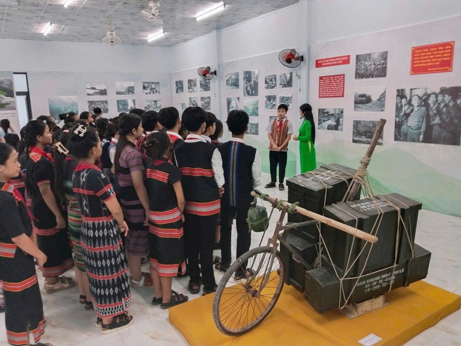 Cho học trò đi trải nghiệm để hiểu hơn văn hoá dân tộc.