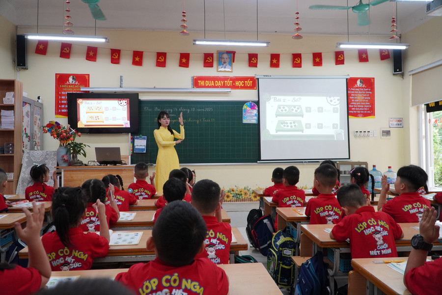Cô Nga luôn khuyến khích học trò trả lời, lắng nghe quan điểm của các em. Ảnh Liêm Anh. nga-2.jpg