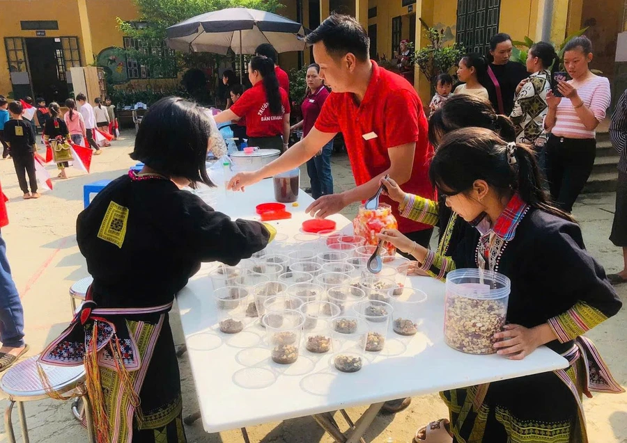 Thầy Đào Xuân Thành – giáo viên Trường PTDT bán trú Tiểu học Bản Khoang cùng học trò của mình tham gia các hoạt động ngoại khoá cùng trò. Ảnh NVCC.