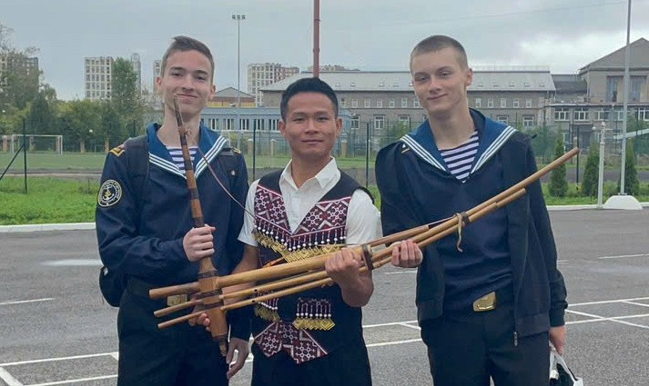 Sùng A Thông mang theo tiếng kèn lá đến trại hè quốc tế tại Saint Petersburg (Liên Bang Nga).