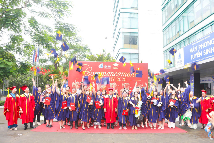 Hơn 200 tân cử nhân, đồng thời thể hiện tinh thần bền bỉ, bản lĩnh và khát vọng vươn lên của thế hệ sinh viên Hoa Sen College.