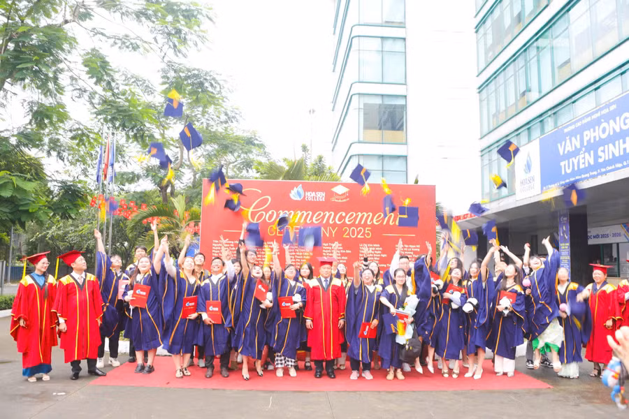 Hơn 200 tân cử nhân, đồng thời thể hiện tinh thần bền bỉ, bản lĩnh và khát vọng vươn lên của thế hệ sinh viên Hoa Sen College.