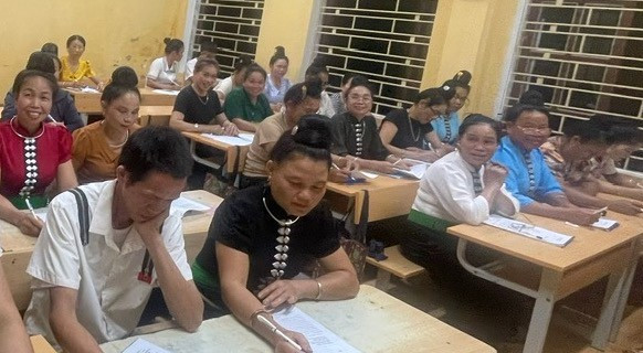 Những đôi tay chai sạn ngày cầm cuốc, tối cầm bút học chữ. xoa-2.jpg