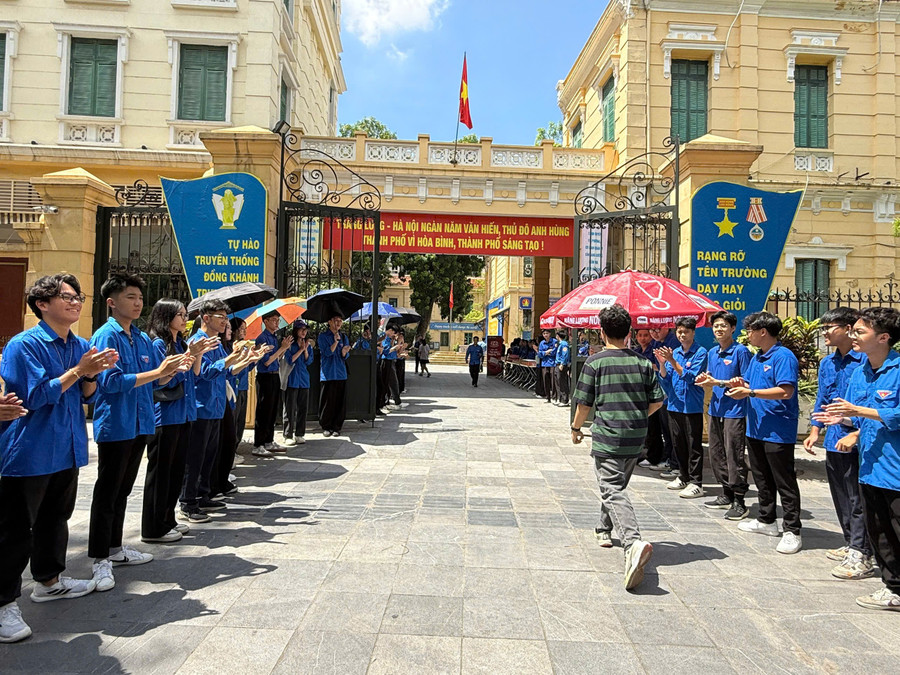 Em Nguyễn Hương Linh, sinh viên năm 2, Học viện Ngân Hàng chia sẻ: Hôm nay, em và các bạn đến điểm thi với tất cả những sự nhiệt huyết, tấm lòng sẵn sàng hành động. Việc tham gia chương trình Tiếp sức mùa thi khiến em cảm thấy như được quay trở lại ngày mà bản thân thi tốt nghiệp. tn-1.jpg