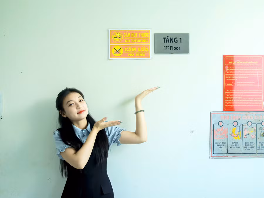 Biển cấm thuốc lá được nhà trường treo ở nhiều nơi để nhắc nhở học sinh, sinh viên. Ảnh NTCC.