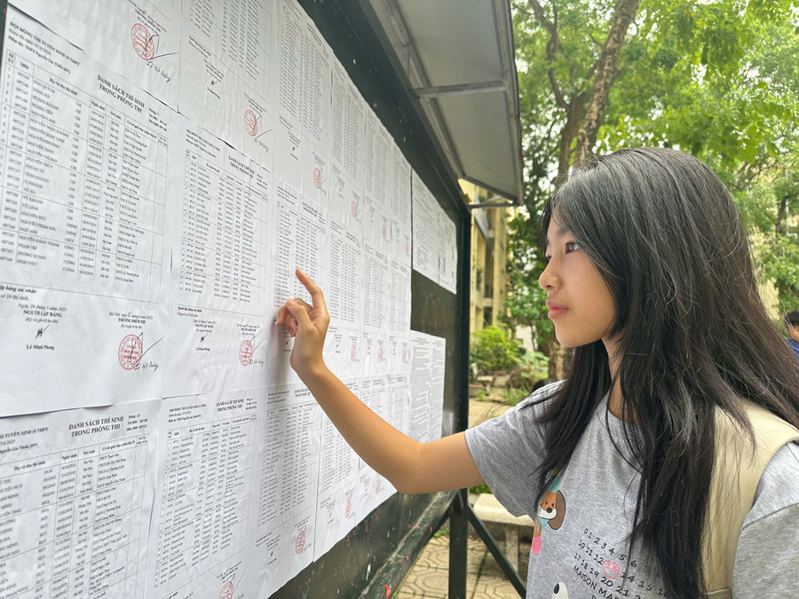 Thí sinh tại điểm thi Trường THPT Nguyễn Gia Thiều. Ảnh NC. thi-2.jpg