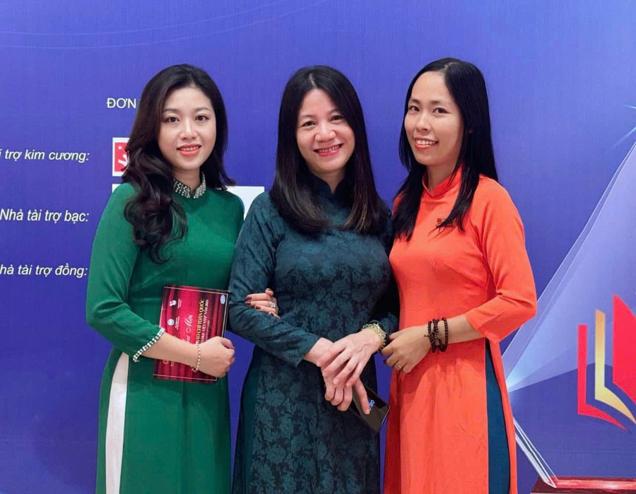 Nhà báo Nguyễn Hoài (bên trái ngoài cùng) và các thành viên trong nhóm.