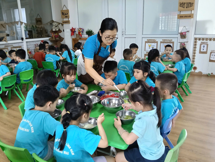 Cô giáo Lê Hồng Nhung (Trường Mầm non Lĩnh Nam, quận Hoàng Mai, Hà Nội). hanh-4.jpg