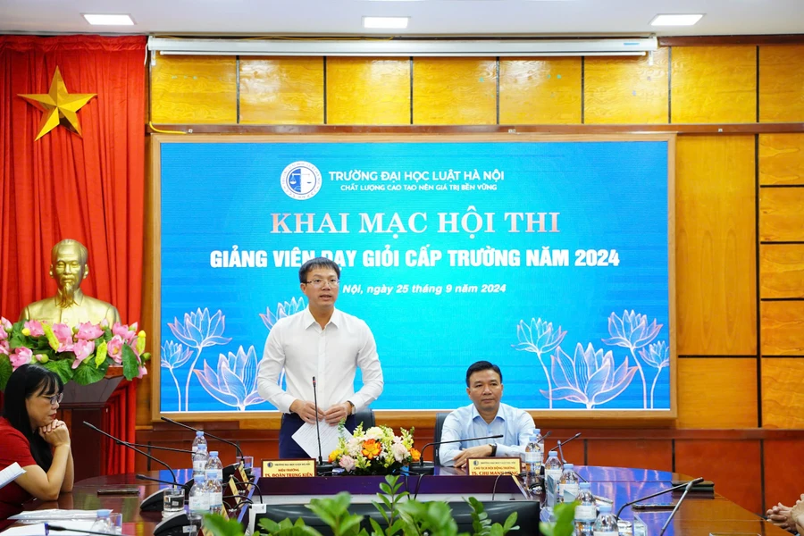 TS. Đoàn Trung Kiên – Hiệu trưởng Trường ĐH Luật Hà Nội phát biểu khai mạc.