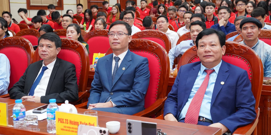 PGS.TS Bùi Đức Thọ (thứ hai từ phải qua) - Chủ tịch Hội đồng Đại học Kinh tế Quốc dân và PGS.TS Hoàng Xuân Quế (bìa phải) - Viện trưởng Viện Ngân hàng - Tài chính, Trưởng ban điều hành Chương trình La Trobe, Đại học Kinh tế Quốc dân. h-1.jpg