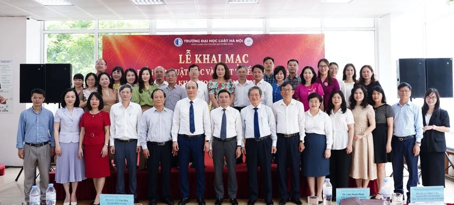 Quang cảnh buổi khai mạc.