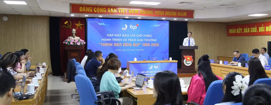 Quang cảnh buổi gặp mặt báo chí.