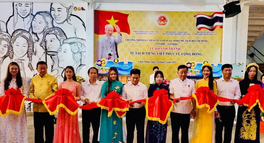 Cắt băng khánh thành Tủ sách Tiếng Việt phục vụ cộng đồng ở tỉnh Udon Thani (Thái Lan).