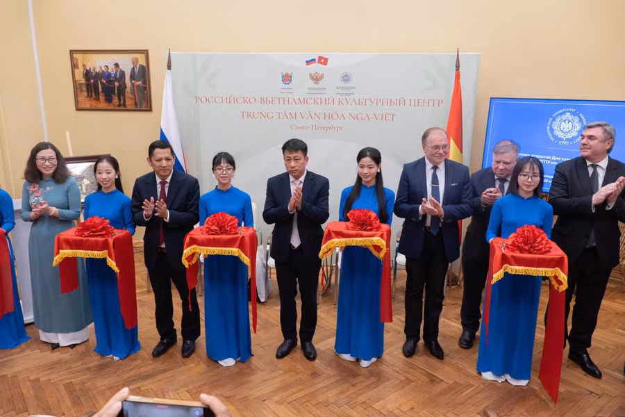Lễ trao tặng Tủ sách tiếng Việt của NXBGDVN (Nguồn: ĐH SP QG Herzen).