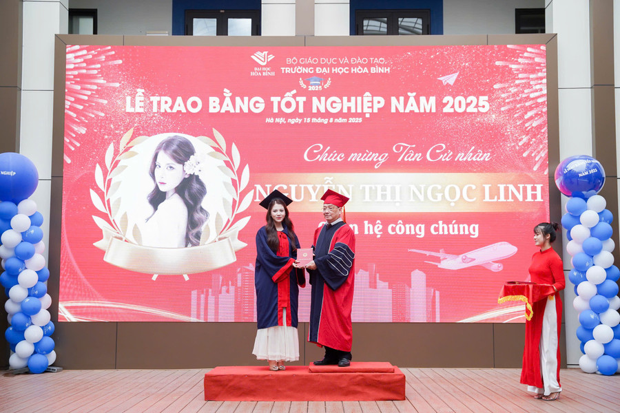 Nguyễn Thị Ngọc Linh nhận bằng tốt nghiệp. hoa-binh.jpg