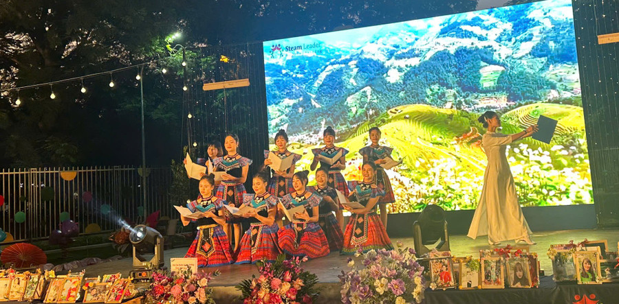 Các cô giáo mầm non dự thi tài năng trong đêm Gala Teachers Shine Bright.