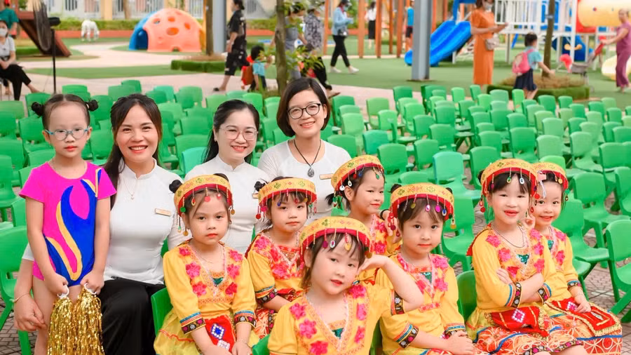 Cô Hồng Nhung (ngoài cùng bên phải) cùng hoc trò và đồng nghiệp của mình.