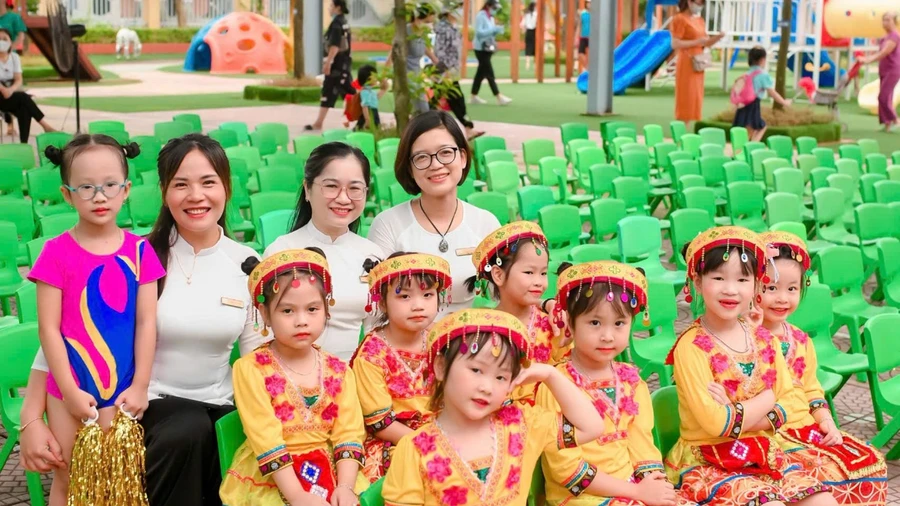 Cô Hồng Nhung (ngoài cùng bên phải) cùng hoc trò và đồng nghiệp của mình.