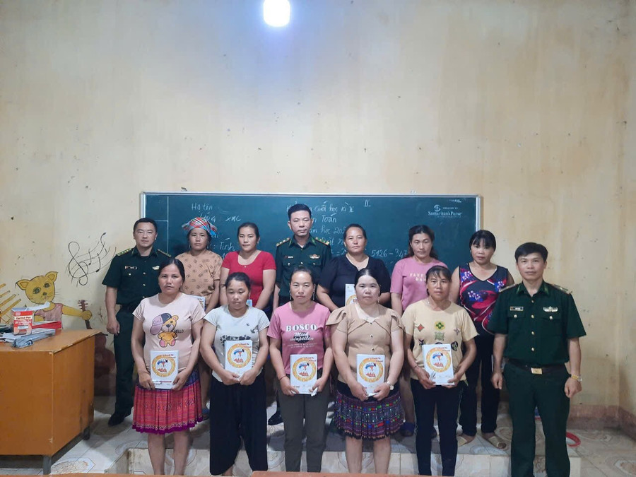 Trung tá Đinh Thái Đạt (bên phải hàng 1 ngoài cùng), Nhân viên Vận động Quần chúng, Đồn Biên phòng A Mú Sung, Bộ đội Biên phòng tỉnh Lào Cai cùng học viên. Ảnh NVCC.