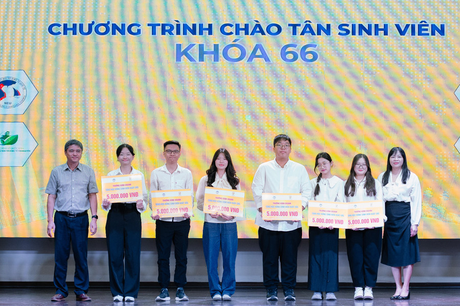 Trường Kinh doanh Trường ĐH KTQD tổ chức 'chào tân sinh viên'