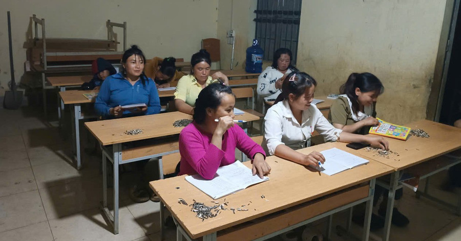 Lớp học xoá mù chữ do Trường Phổ thông Dân tộc Bán trú Tiểu học Mù Sang tổ chức. tuyen-2.jpg