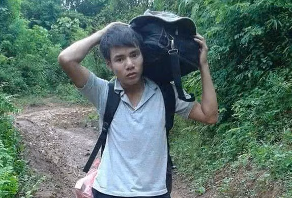 Con đường đến trường mùa mưa của thầy Tuyên.