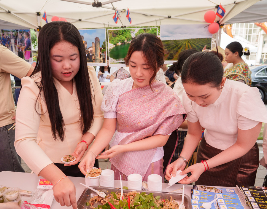 Sinh viên giới thiệu các món ăn truyền thống. lao-4.jpg