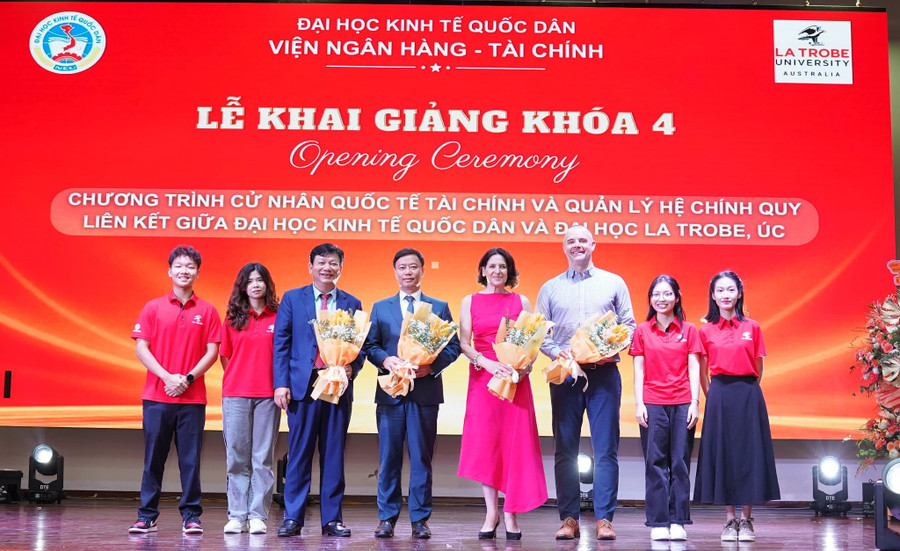 Sinh viên tặng hoa ban lãnh đạo. h-5.jpg