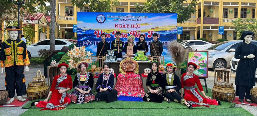 Trường THPT Dân tộc Nội trú tỉnh Lạng Sơn mặc trang phục dân tộc của mình.