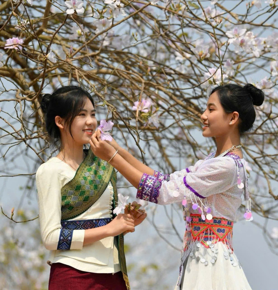 Hồ Thị Tươi (bên phải) cùng bạn của mình trong trang phục dân tộc. anh-2.jpg