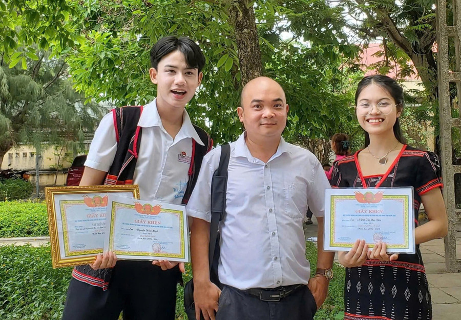 Arất Thị Mai Đóa cùng thầy giáo và bạn của mình. giang-2.jpg