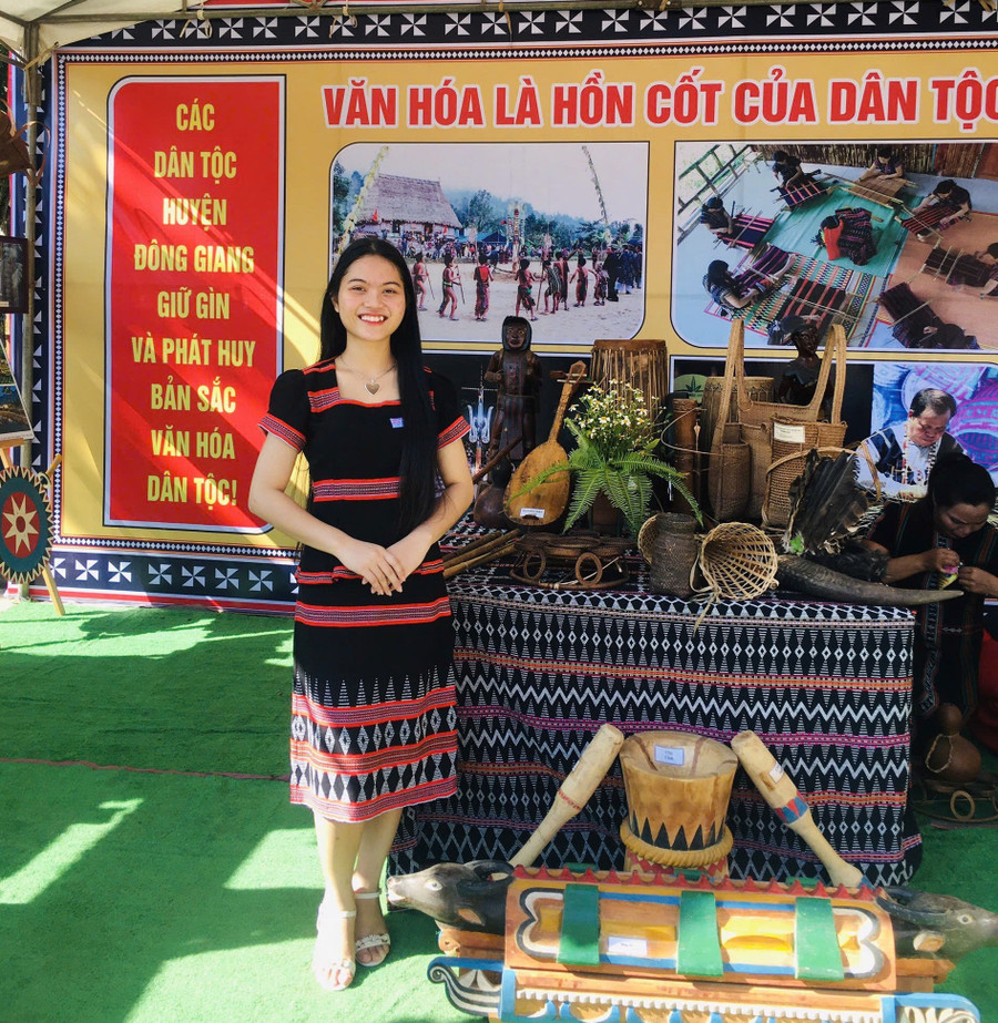 Arất Thị Mai Đóa, nữ sinh người Cơ Tu của Trường Phổ thông Dân tộc Nội trú THPT Quảng Nam (TP. Đà Nẵng). giang-1.jpg