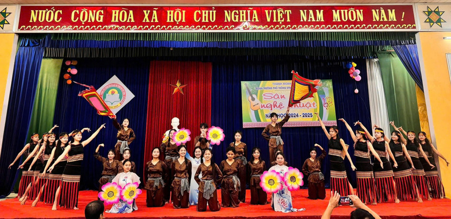 Học sinh Trường Phổ thông Dân tộc Nội trú THPT Quảng Nam (TP. Đà Nẵng) tham gia các hoạt động giáo dục.