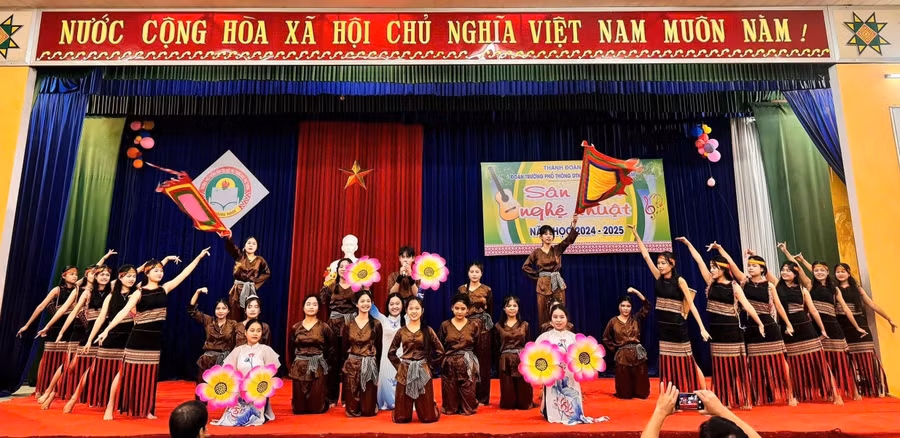 Học sinh Trường Phổ thông Dân tộc Nội trú THPT Quảng Nam (TP. Đà Nẵng) tham gia các hoạt động giáo dục.